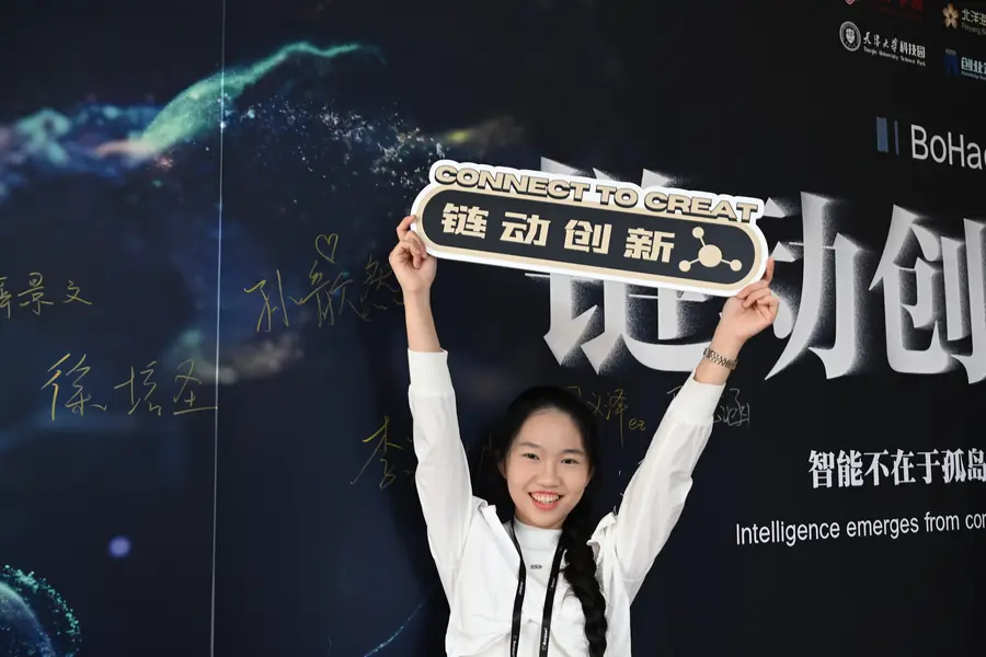 2025 届签到时选手举着链动创新的牌子