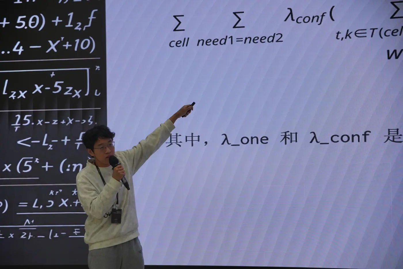 2025 届路演,选手在讲公式推导