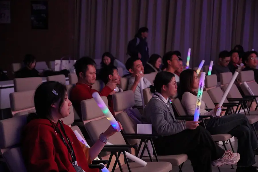 2025 届闭幕音乐会,观众举着荧光棒